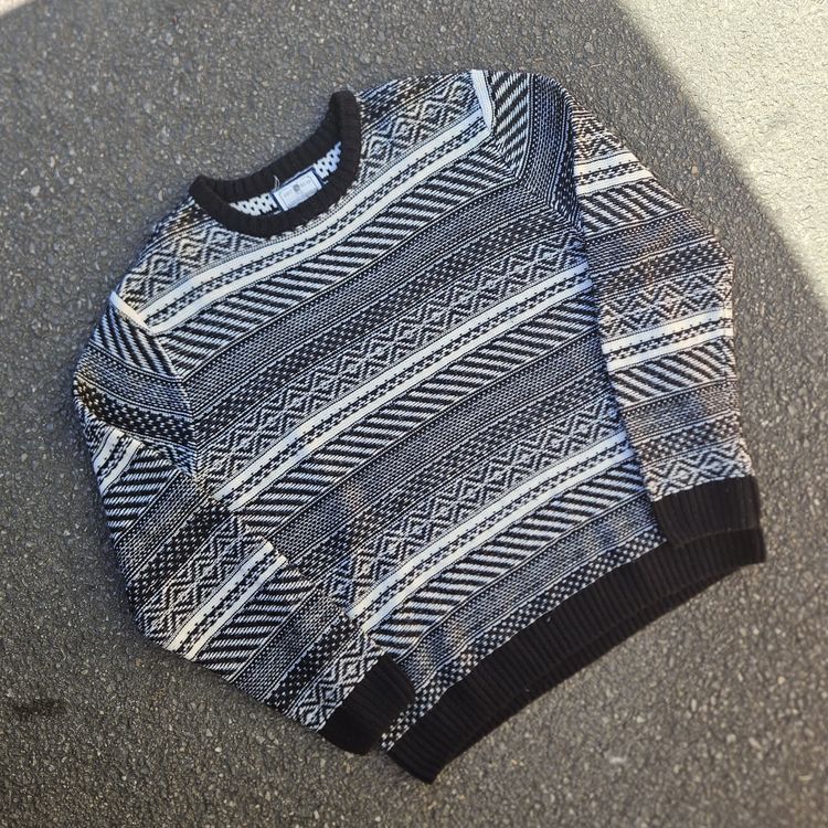 Vintage sweater black & white image 2